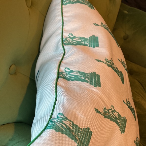 🗽Throw Pillow • New York ‘TheEmpireState’ Lady Liberty • NWT • Reversible • NWT - Picture 4 of 10